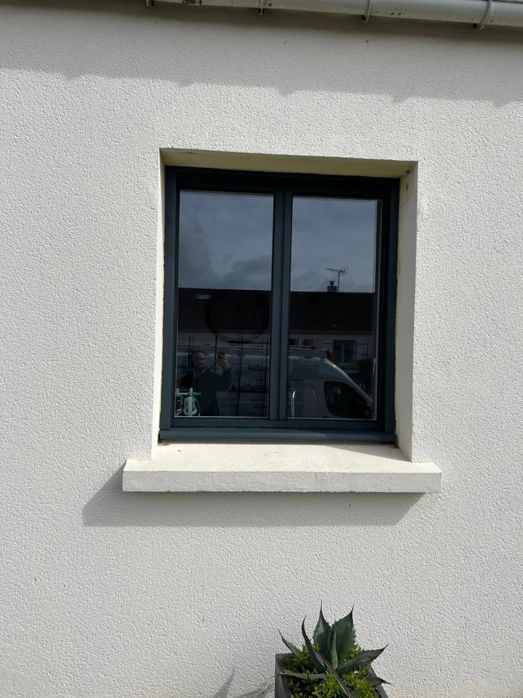 Fenêtre en aluminium anthracite deux vantaux posée en façade