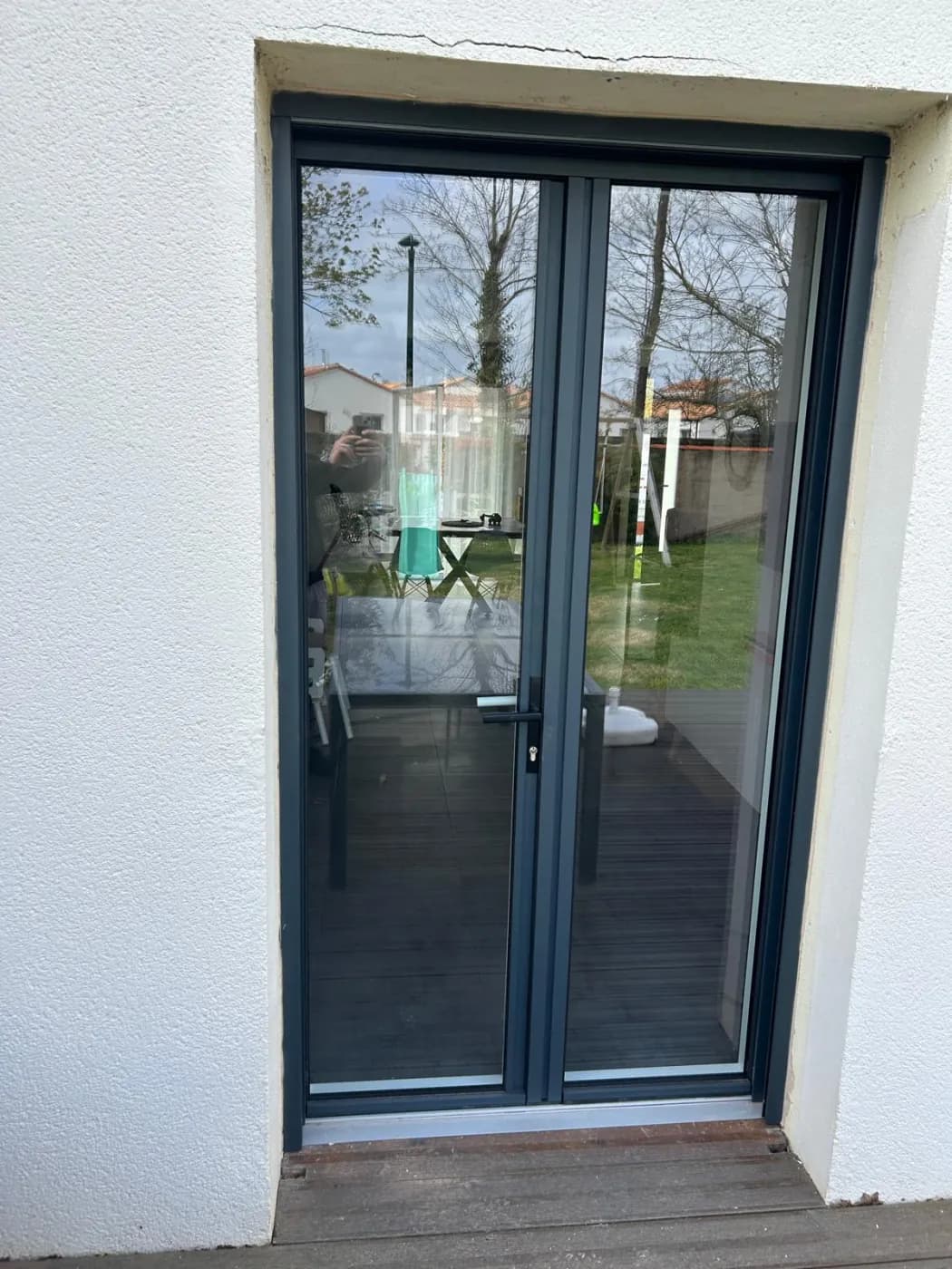 Porte-fenêtre en aluminium anthracite donnant sur la terrasse
