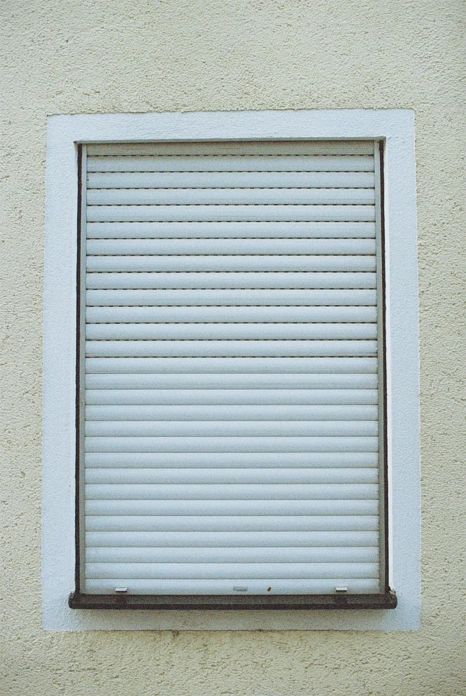 Volet roulant blanc fermé sur une façade